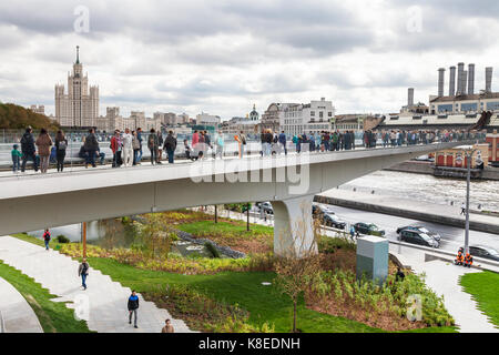 Mosca, Russia - 16 settembre 2017: la gente sul ponte galleggiante di zaryadye park su moskvoretskaya argine del fiume Moskva nella città di Mosca. Il parco Foto Stock