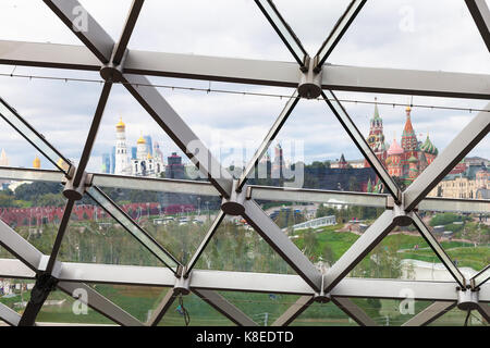 Mosca, Russia - 16 settembre 2017: vista del Cremlino torri e cattedrali attraverso il tetto di vetro della filarmonica anfiteatro zaryadye park a Mosca Foto Stock