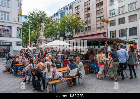 Mercato del weekend nella piazza antistante la chiesa mariahilf, Mariahilferstrasse, Vienna Foto Stock