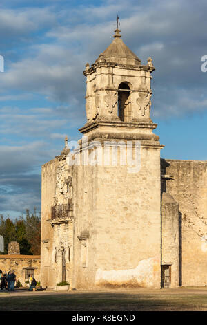 Ingresso principale e la facciata della missione di san jose di San Antonio, Texas al tramonto Foto Stock