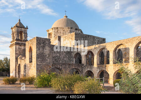 Convento e gli archi della missione di san jose di San Antonio, Texas al tramonto Foto Stock