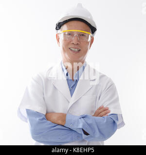 Ritratto di vecchio asian ingegnere senior con casco duro e uniforme, sorridente in piedi isolato su sfondo bianco. Foto Stock