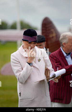 Jodie Kidd in abito vintage a giudicare gli aerei al Goodwood Revival 2017. Contemplando Foto Stock