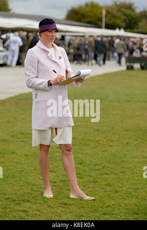 Jodie Kidd in abito vintage a giudicare gli aerei al Goodwood Revival 2017 Foto Stock