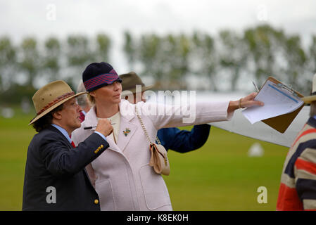 Jodie Kidd in abito vintage a giudicare gli aerei al Goodwood Revival 2017. Con il critico di architettura Jonathan Glancey Foto Stock