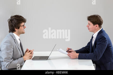 Il colloquio di lavoro - imprenditore ascoltare le risposte dei candidati Foto Stock
