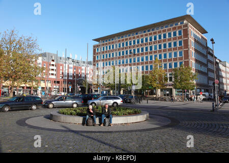 Il piazzale antistante la stazione ferroviaria principale a Kiel, Schleswig Holstein, Germania settentrionale, rivolta verso la raiffeisenhaus office block Foto Stock