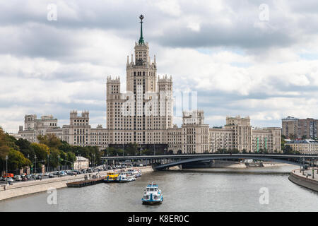 Vista di kotelnicheskaya embankment edificio alto e bolshoy ustinsky ponte del fiume Moskva dal ponte galleggiante in zaryadye parco nella città di Mosca Foto Stock