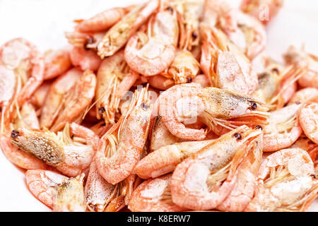 Gamberi cotti su sfondo chiaro per mangiare Foto Stock