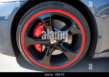 BADAJOZ, SPAGNA - 14 MARZO 2015: Ferrari Car show a Badajoz dettaglio immagine che mostra il bordo con scudo porsche Foto Stock