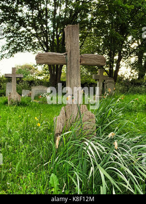 Croce di legno tomba nella chiesa di Santa Maria, Old Harlow, Essex, Inghilterra, Regno Unito Foto Stock