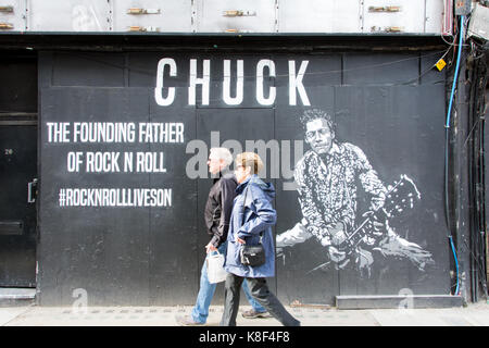 Un murale raffigurante Charles Edward Anderson Berry (Chuck Berry) sulla Danimarca Street, la casa del rock and roll, nel West End di Londra. Foto Stock