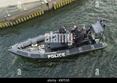 Metropolitan Police Marine unità di polizia costola MP13 pattugliamento del Re Giorgio V bloccare nei Docklands. London REGNO UNITO Foto Stock