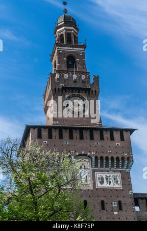 Orologio da torre del castello di Milano Foto Stock