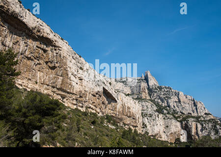 La candelle rock (destra) calanque de sugiton,calanques national park, sud della Francia Foto Stock