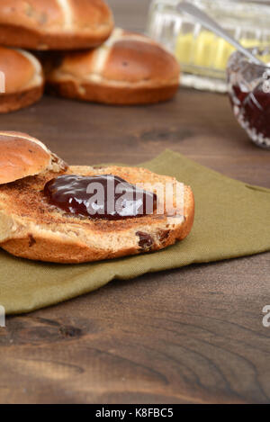 Closeup tostare hot cross bun con marmellata Foto Stock