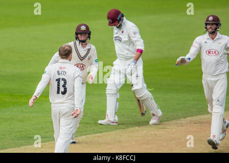 Londra, Regno Unito. Xix Sep, 2017. Ollie il Papa e custode Ben Foakes congratularmi con Gareth Batty dopo egli ottiene Marcus Trescothick fuori LBW battuta per il Somerset contro Surrey al ovale del giorno uno della contea di Specsavers gara di campionato al ovale. Credito: David Rowe/Alamy Live News Foto Stock