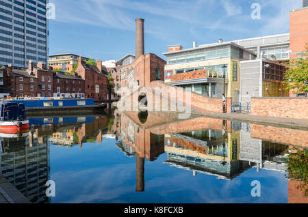 Birmingham, Regno Unito. 19 settembre 2017. Gas Street Basin nel cuore di Birmingham la rete dei canali è bagnata dal caloroso inizio autunno sunshine. Credito: Nick Maslen/Alamy Live News Foto Stock