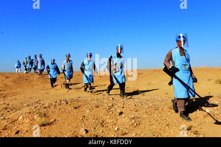 A Kandahar, Afghanistan. Xviii Sep, 2017. afghan de-minatori ricerca per le mine di terra nel distretto di zhari del sud della provincia di Kandahar, Afghanistan, sept. 18, 2017. più di 1,660 civili sono stati uccisi e oltre 3,580 altri feriti in conflitto-incidenti correlati nella prima metà dell'anno, secondo i dati pubblicati dalla missione delle Nazioni Unite nel paese. ied ed esplosioni di mine sono state la seconda più grande causa di civili vittime dei seguenti impegni di terra tra le forze governative e i ribelli. Credito: sanaullah seaim/xinhua/alamy live news Foto Stock