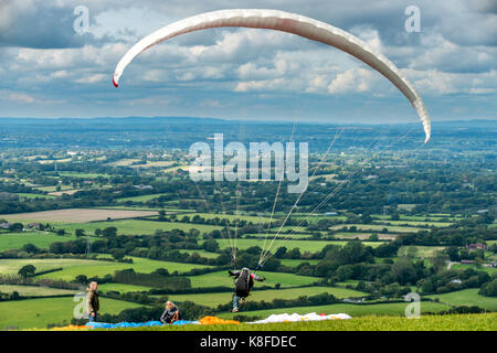 Brighton, Regno Unito. Xix Sep, 2017. parapendio sul South Downs a Devil's Dyke, vicino a Brighton, sorvolando il weald del Sussex. Credito: Andrew hasson/alamy live news Foto Stock