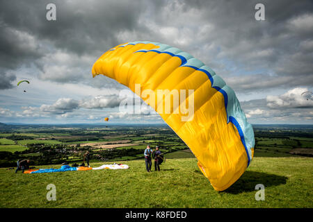 Brighton, Regno Unito. Xix Sep, 2017. parapendio sul South Downs a Devil's Dyke, vicino a Brighton, sorvolando il weald del Sussex. Credito: Andrew hasson/alamy live news Foto Stock