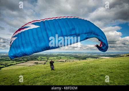 Brighton, Regno Unito. Xix Sep, 2017. parapendio sul South Downs a Devil's Dyke, vicino a Brighton, sorvolando il weald del Sussex. Credito: Andrew hasson/alamy live news Foto Stock