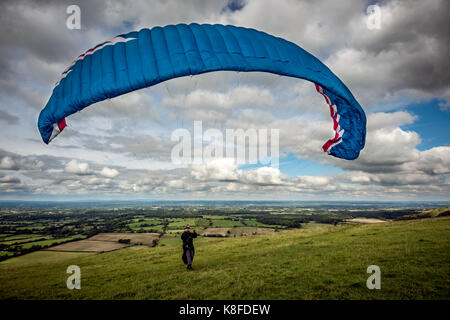 Brighton, Regno Unito. Xix Sep, 2017. parapendio sul South Downs a Devil's Dyke, vicino a Brighton, sorvolando il weald del Sussex. Credito: Andrew hasson/alamy live news Foto Stock