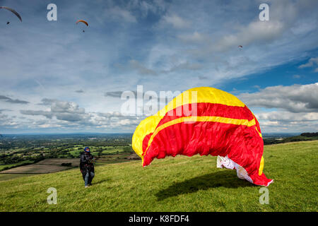 Brighton, Regno Unito. Xix Sep, 2017. parapendio sul South Downs a Devil's Dyke, vicino a Brighton, sorvolando il weald del Sussex. Credito: Andrew hasson/alamy live news Foto Stock