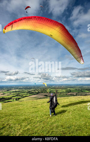 Brighton, Regno Unito. Xix Sep, 2017. parapendio sul South Downs a Devil's Dyke, vicino a Brighton, sorvolando il weald del Sussex. Credito: Andrew hasson/alamy live news Foto Stock