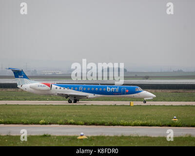 Brno, Repubblica ceca. Xix Sep, 2017. aereo Embraer ERJ-145EP (bmi) regionale è visto a Brno, in repubblica ceca, il 19 settembre 2017. Due di questi aerei di volare sulla linea da Brno a Monaco di Baviera dal 19 settembre. uno dei quali sarà un annuncio pubblicitario per la città di Brno e uno per la Moravia del sud regione. Una porta il piccolo logo di Brno e il piccolo drago di iscrizione facendo riferimento al drago di Brno, la seconda iscrizione spirito della Moravia del sud. Credito: vaclav salek/ctk foto/alamy live news Foto Stock