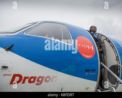 Brno, Repubblica ceca. Xix Sep, 2017. aereo Embraer ERJ-145EP (bmi) regionale è visto a Brno, in repubblica ceca, il 19 settembre 2017. Due di questi aerei di volare sulla linea da Brno a Monaco di Baviera dal 19 settembre. uno dei quali sarà un annuncio pubblicitario per la città di Brno e uno per la Moravia del sud regione. Una porta il piccolo logo di Brno e il piccolo drago di iscrizione facendo riferimento al drago di Brno, la seconda iscrizione spirito della Moravia del sud. Credito: vaclav salek/ctk foto/alamy live news Foto Stock