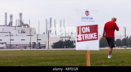 Ingersoll, Ontario, Canada. Xix Sep, 2017. Un lavoratore passeggiate passato il gm di proprietà cami impianto di assemblaggio in ingersoll,., sett., 19, 2017. I lavoratori dello stabilimento sono in sciopero sett., 17, 2017 dopo il loro contratto di quattro expried senza rinnovo. Credito: mark spowart/alamy live news Foto Stock