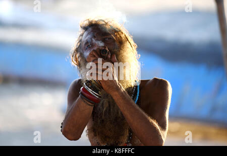 Alahabad, Uttar Pradesh, India. 19 Settembre 2017. Allahabad: Un Holyman indù fumando Chillum alla Banca di Sangam in Allahabad il 19-09-2017. Credit: Prabhat Kumar Verma/ZUMA Wire/Alamy Live News Foto Stock