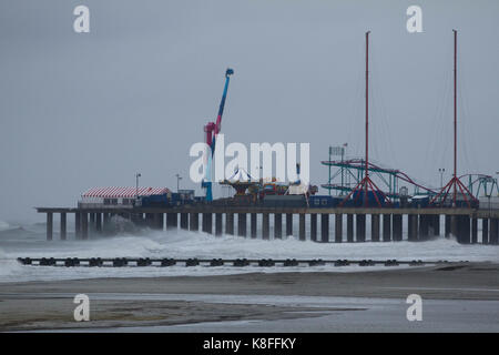 Ocean City, New Jersey, USA. Xix Sep, 2017. Le fasce esterne di uragano jose portare i forti venti, onde alte e mareggiata di Atlantic City, NJ, martedì, 19 settembre 2017. Credito: Michael candelori/alamy live news Foto Stock