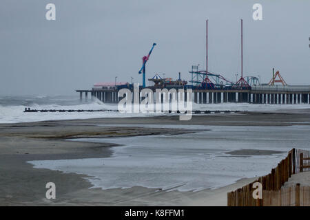 Ocean City, New Jersey, USA. Xix Sep, 2017. Le fasce esterne di uragano jose portare i forti venti, onde alte e mareggiata di Atlantic City, NJ, martedì, 19 settembre 2017. Credito: Michael candelori/alamy live news Foto Stock