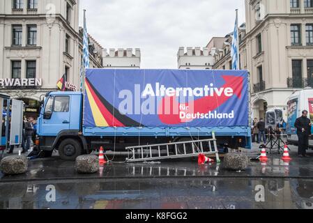 Settembre 19, 2017 - economista e una delle prime figure del lontano- di estrema destra alternativi fuer Deutschland (AFD) partito professor dr. jã¶rg meuthen apparve a munichâ€™s famoso Stachus al rally precedendo il tedesco elezioni nazionali del settembre 24th. il controverso alice weidel è il candidato afd..meuthenâ€™s piattaforma è stata basata principalmente attorno a anti-immigrazione, anti-integrazione, anti-inclusione, e anti-Piattaforme di asilo, nonché estremamente conservativo e â€oeclassicalâ€ strutture familiari. meuthen è anche un avversario del mainstreaming della dimensione di genere. meuthen è ufficialmente il n Foto Stock