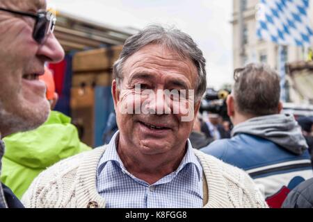 Settembre 19, 2017 - wilifried biedermann. economista e una delle prime figure del lontano- di estrema destra alternativi fuer Deutschland (AFD) partito professor dr. jã¶rg meuthen apparve a munichâ€™s famoso Stachus al rally precedendo il tedesco elezioni nazionali del settembre 24th. il controverso alice weidel è il candidato afd..meuthenâ€™s piattaforma è stata basata principalmente attorno a anti-immigrazione, anti-integrazione, anti-inclusione, e anti-Piattaforme di asilo, nonché estremamente conservativo e â€oeclassicalâ€ strutture familiari. meuthen è anche un avversario del mainstreaming della dimensione di genere. meuth Foto Stock