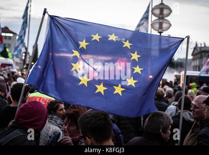 Settembre 19, 2017 - economista e una delle prime figure del lontano- di estrema destra alternativi fuer Deutschland (AFD) partito professor dr. jã¶rg meuthen apparve a munichâ€™s famoso Stachus al rally precedendo il tedesco elezioni nazionali del settembre 24th. il controverso alice weidel è il candidato afd..meuthenâ€™s piattaforma è stata basata principalmente attorno a anti-immigrazione, anti-integrazione, anti-inclusione, e anti-Piattaforme di asilo, nonché estremamente conservativo e â€oeclassicalâ€ strutture familiari. meuthen è anche un avversario del mainstreaming della dimensione di genere. meuthen è ufficialmente il n Foto Stock