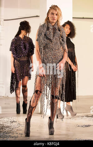 L'emergente designer laureato Rys Ellis ha presentato oggi la sua collezione Primavera/Estate 2018 in collaborazione con Oliver Thomas Lipp. Il designer laureato Rhys Ellis di Birmingham è stato presentato durante la Graduate Fashion Week 2016 a Londra, e anche al Clothes Show 2016 presso il Birmingham NEC, con i suoi abiti realizzati con cialde di caffè riciclate che attirano un'attenzione notevole all'epoca. Rys ha sviluppato ulteriormente il suo stile con la sua nuova collezione pronta all'uso presentata oggi. Credito: Antony Nettle/Alamy Live News Foto Stock