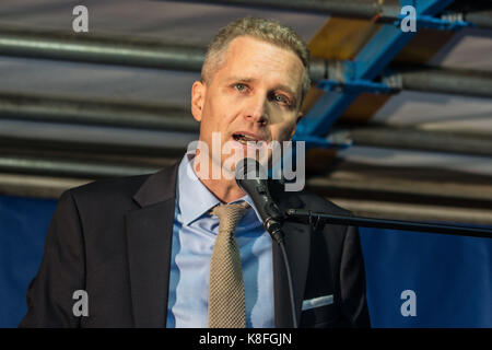 Settembre 19, 2017 - il capo della Baviera afd, Petr bystron. economista e una delle prime figure del lontano- di estrema destra alternativi fuer Deutschland (AFD) partito professor dr. jã¶rg meuthen apparve a munichâ€™s famoso Stachus al rally precedendo il tedesco elezioni nazionali del settembre 24th. il controverso alice weidel è il candidato afd..meuthenâ€™s piattaforma è stata basata principalmente attorno a anti-immigrazione, anti-integrazione, anti-inclusione, e anti-Piattaforme di asilo, nonché estremamente conservativo e â€oeclassicalâ€ strutture familiari. meuthen è anche un avversario di sesso Foto Stock