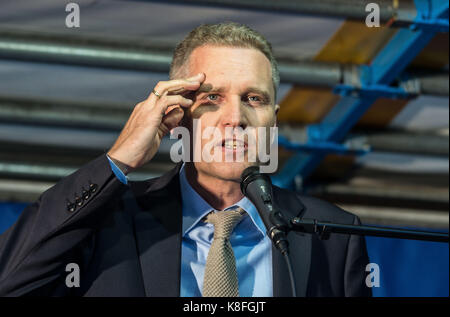 Settembre 19, 2017 - il capo della Baviera afd, Petr bystron. economista e una delle prime figure del lontano- di estrema destra alternativi fuer Deutschland (AFD) partito professor dr. jã¶rg meuthen apparve a munichâ€™s famoso Stachus al rally precedendo il tedesco elezioni nazionali del settembre 24th. il controverso alice weidel è il candidato afd..meuthenâ€™s piattaforma è stata basata principalmente attorno a anti-immigrazione, anti-integrazione, anti-inclusione, e anti-Piattaforme di asilo, nonché estremamente conservativo e â€oeclassicalâ€ strutture familiari. meuthen è anche un avversario di sesso Foto Stock