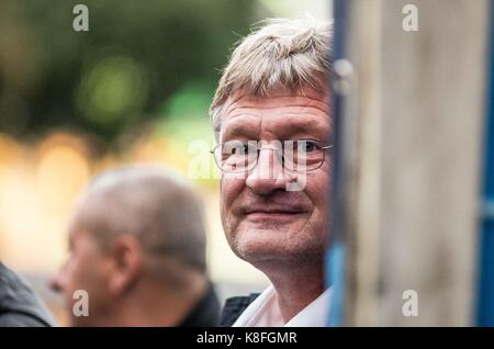 Settembre 19, 2017 - joerg meuthen. economista e una delle prime figure del lontano- di estrema destra alternativi fuer Deutschland (AFD) partito professor dr. jã¶rg meuthen apparve a munichâ€™s famoso Stachus al rally precedendo il tedesco elezioni nazionali del settembre 24th. il controverso alice weidel è il candidato afd..meuthenâ€™s piattaforma è stata basata principalmente attorno a anti-immigrazione, anti-integrazione, anti-inclusione, e anti-Piattaforme di asilo, nonché estremamente conservativo e â€oeclassicalâ€ strutture familiari. meuthen è anche un avversario del mainstreaming della dimensione di genere. meuthen è o Foto Stock