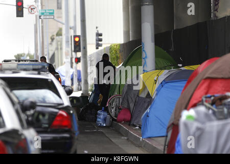 San Diego, CA, Stati Uniti d'America. Xix Sep, 2017. san diego poliziotti spazzato una zona fuori strada commerciale in san diego cercando di far corrispondere i senzatetto con servizi e aiuta anche a facilitare la pulizia del centro cittadino di San Diego che ha sofferto per le cattive condizioni igieniche che ha portato a un'epatite un focolaio che ha ucciso più di una dozzina di credito: Giovanni gastaldo/zuma filo/alamy live news Foto Stock