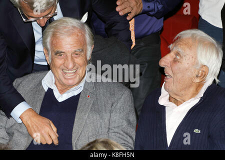 Parigi, Francia. 18 Settembre 2017. Gli attori Jean-Paul Belmondo e Charles Gérard partecipano al teatro 'Trophées du Bien-Etre', Mathurins, il 18 settembre 2017 a Parigi, Francia. Credit: Bernard Menigault/Alamy Live News Foto Stock