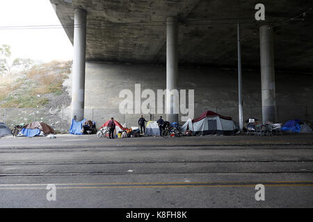 San Diego, CA, Stati Uniti d'America. Xix Sep, 2017. san diego poliziotti spazzato una zona fuori strada commerciale in san diego cercando di far corrispondere i senzatetto con servizi e aiuta anche a facilitare la pulizia del centro cittadino di San Diego che ha sofferto per le cattive condizioni igieniche che ha portato a un'epatite un focolaio che ha ucciso più di una dozzina di credito: Giovanni gastaldo/zuma filo/alamy live news Foto Stock