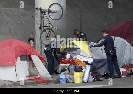 San Diego, CA, Stati Uniti d'America. Xix Sep, 2017. san diego poliziotti spazzato una zona fuori strada commerciale in san diego cercando di far corrispondere i senzatetto con servizi e aiuta anche a facilitare la pulizia del centro cittadino di San Diego che ha sofferto per le cattive condizioni igieniche che ha portato a un'epatite un focolaio che ha ucciso più di una dozzina di credito: Giovanni gastaldo/zuma filo/alamy live news Foto Stock