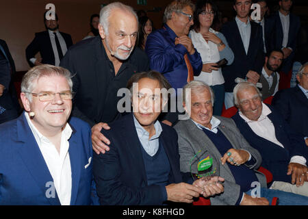 Parigi, Francia. 18 Settembre 2017. Il maestro della cerimonia Francis Perrin, Sylvain Bonnet, Richard Berry, Jean-Paul Belmondo e Charles Gérard partecipano al teatro 'Trophées du Bien-Etre', Mathurins, il 18 settembre 2017 a Parigi, Francia. Credit: Bernard Menigault/Alamy Live News Foto Stock