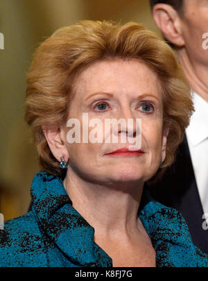 Il senatore americano Debbie Stabenow (democratico del Michigan) ascolta mentre il Leader Della Minoranza del Senato americano Chuck Schumer (democratico di New York) parla ai giornalisti al di fuori della Camera del Senato degli Stati Uniti dopo il pranzo settimanale dei Democratici al Parlamento americano a Washington, DC martedì 19 settembre 2017. La leadership democratica sta sostenendo contro il passaggio del Graham-Cassidy Act che sostituirebbe parti Del Affordable Care Act (noto anche come ObamaCare) con sussidi per i singoli stati. Credito: Ron Sachs/CNP /MediaPunch Foto Stock