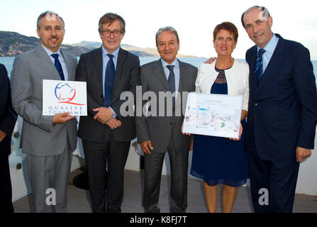 Roquebrune cap Martin, Francia. Xix Sep, 2017. roquebrune cap martin; Francia - 19 settembre: 2017: il ristorante de plage la cigale vista spiaggia premiato con il marchio di qualità della camera di commercio e industria di Nizza (qualite tourisme) con massimo scarpata; Gilles de Boissieu; patrick cesari (sindaco | Utilizzo di credito in tutto il mondo: dpa/alamy live news Foto Stock