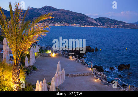 Roquebrune cap Martin, Francia. Xix Sep, 2017. roquebrune cap martin; Francia - 19 settembre: 2017: il ristorante de plage la cigale vista spiaggia premiato con il marchio di qualità della camera di commercio e industria di Nizza; terrazza con vista del mare a Menton | Utilizzo di credito in tutto il mondo: dpa/alamy live news Foto Stock